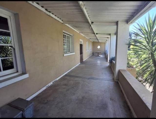 5 BEDROOM HOUSE FOR SALE IN STOMPNEUS BAY